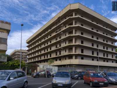Realizzato a forma di L si sviluppa su sette livelli, pi� un piano attico...